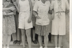 Zadní řada zleva: Jiří Valášek, Růžena Valášková, Marie Drahorádová; přední řada zprava: Zdeňka (kamarádka), MUDr. Jiřina Svárovská Valášková, Ing. Jiří Valášek, Olina (kamarádka)