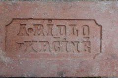 Cihla plná s kolkem A.Ridlo v Krčíně v osmibokém rámečku, negativní písmo